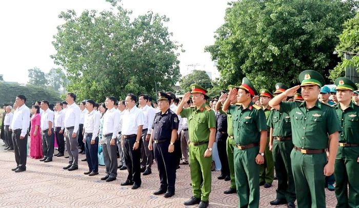 Lực lượng biên phòng, quân sự, công an, hải quan, cán bộ hưu trí, trưởng các ấp, các vị chức sắc đại diện các cơ sở tôn giáo tham gia chào cờ đầu tuần