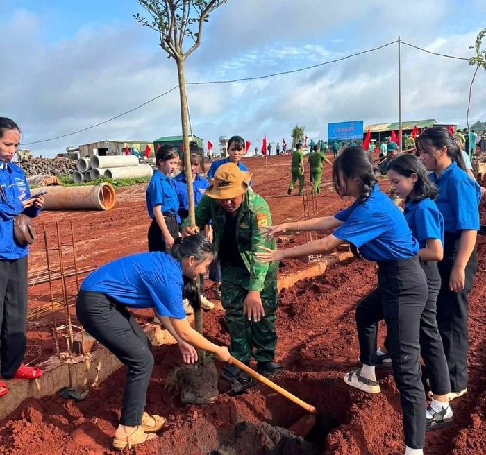 Đồn Biên phòng Ia Nan phối hợp với UBND xã trồng 400 cây xanh trong khuôn viên Trường Phổ thông Dân tộc nội trú liên cấp Tiểu học và THCS xã Ia Nan