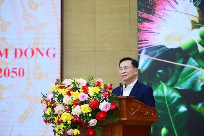 Ông Hồ Văn Mười, Chủ tịch UBND tỉnh Lâm Đồng phát biểu tại Hội nghị