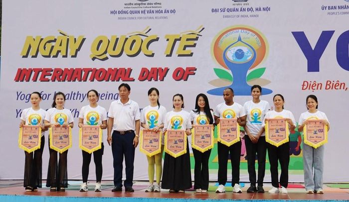 Trao Cờ lưu niệm cho đại diện các CLB, đơn vị tham gia chương trình