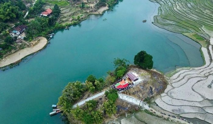 Đền Nàng Han nằm ven bờ Sông Đà với cảnh quan thiên nhiên tươi đẹp