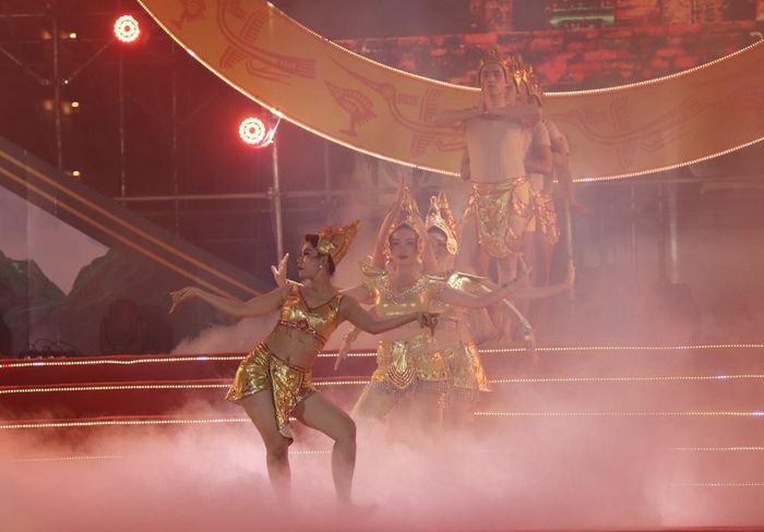 Điệu múa Apsara được trình diễn trên sân khấu Quảng trường 2/4, tỉnh Khánh Hòa
