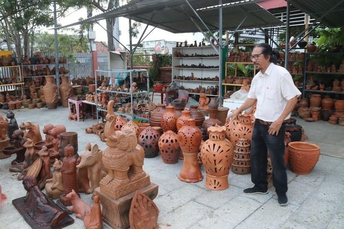 Làm gì để gốm Chăm đến với bạn bè quốc tế là câu hỏi lớn được đặt ra