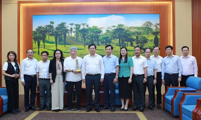 Chủ tịch UBND tỉnh Phú Thọ Trần Duy Đông và các đại biểu chụp ảnh lưu niệm cùng Đoàn công tác Tập đoàn Balcom, Nhật Bản
