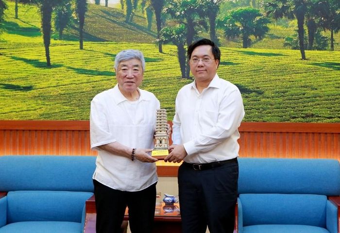 Chủ tịch UBND tỉnh Trần Duy Đông tặng quà lưu niệm cho ông Yamasaka Tetsuro - Chủ tịch Tập đoàn Balcom, Nhật Bản