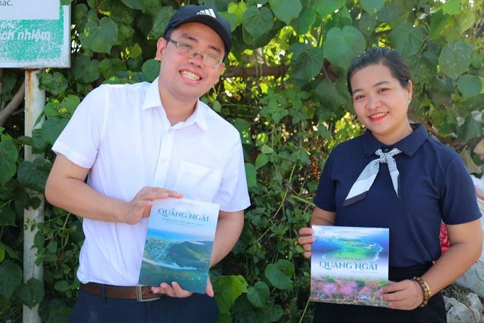 Cán bộ Trung tâm Xúc tiến Đầu tư, Thương mại và Du lịch tỉnh Quảng Ngãi tư vấn thông tin về các tour, tuyến du lịch cho du khách tại Lễ hội chèo SUP Việt Nam năm 2026