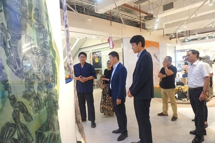 Các đại biểu tham quan Triển lãm
