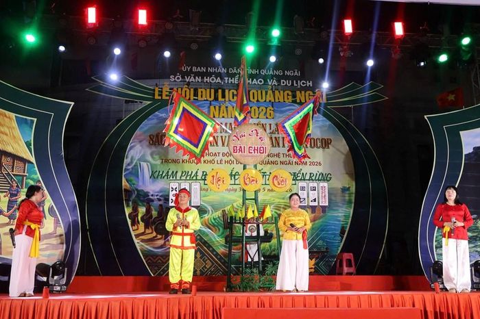 Chương trình trình diễn dân ca bài chòi thu hút sự quan tâm của người dân và du khách yêu thích nghệ thuật truyền thống