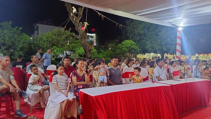 Người dân và du khách chăm chú thưởng thức những tiết mục mang đậm bản sắc văn hóa Quảng Ngãi