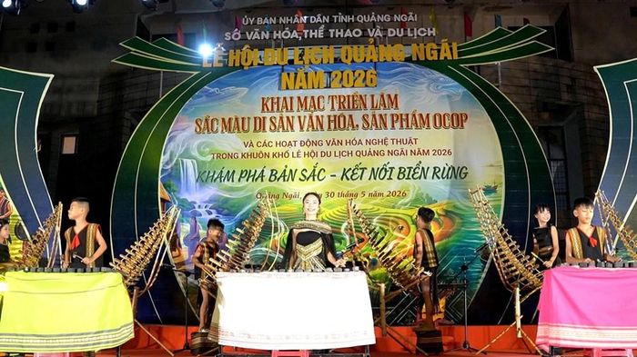 Các tiết mục trình diễn đàn T’rưng, đàn đá, giới thiệu nét đẹp văn hóa truyền thống của đồng bào dân tộc thiểu số đến với du khách