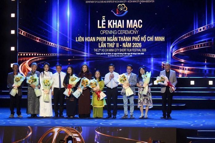 Phó Chủ tịch UBND TP.HCM Nguyễn Mạnh Cường và Phó Chủ tịch HĐND TP.HCM Nguyễn Văn Dũng tặng hoa cho hội đồng giám khảo