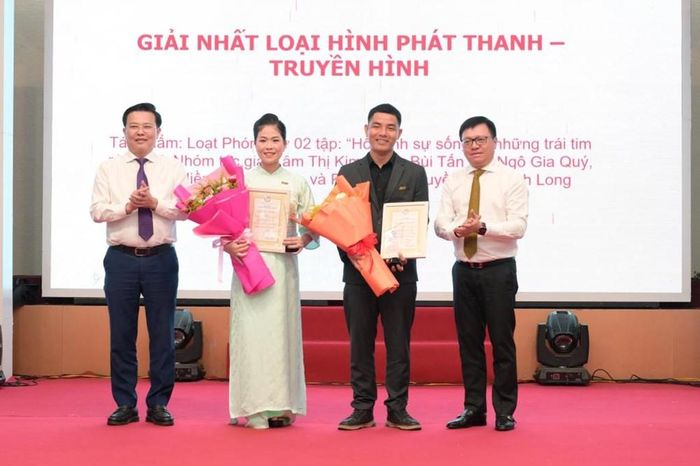 Ủy viên Trung ương Đảng, Phó trưởng Ban Tuyên giáo và Dân vận Trung ương,Tổng Biên tập Báo Nhân Dân, Chủ tịch Hội Nhà báo Việt Nam Lê Quốc Minh và Phó Bí thư Tỉnh ủy, Chủ tịch UBMTTQVN tỉnh Tây Ninh Nguyễn Thanh Hải trao giải cho các tác giả đoạt giải Nhất thể loại Phát thanh - truyền hình