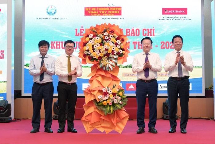Phó Bí thư Tỉnh ủy, Chủ tịch Ủy ban MTTQ Việt Nam tỉnh Nguyễn Thanh Hải và Phó Chủ tịch UBND tỉnh Phạm Tấn Hòa (bên phải) tặng hoa chúc mừng Hội Nhà báo Việt Nam