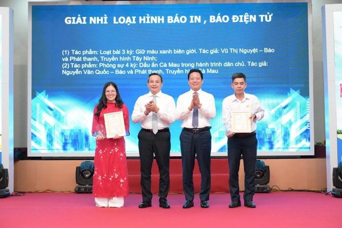 BTC trao giải Nhì cho các tác giả ở loại hình Báo in, báo điện tử