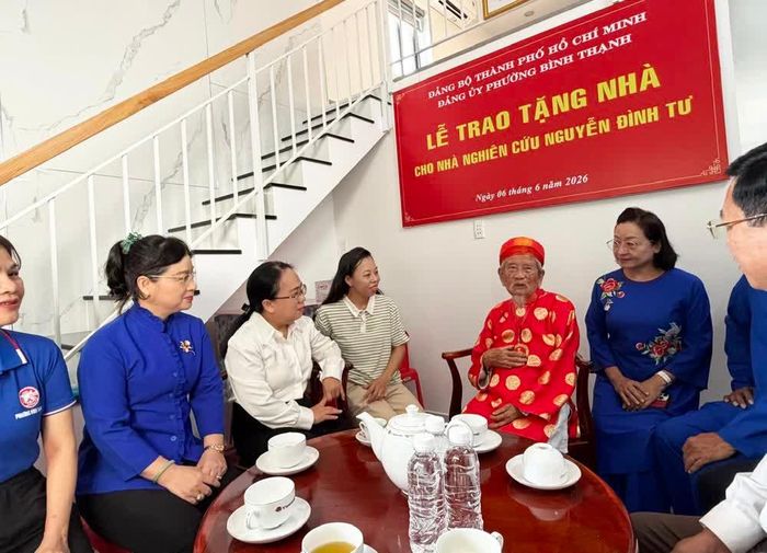 Nhà nghiên cứu Nguyễn Đình Tư xúc động. Ảnh: Hoài Phương