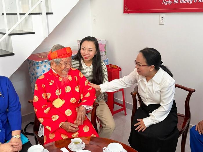 Bà Đinh Thị Thanh Thủy, Phó trưởng Ban Tuyên giáo và Dân vận Thành ủy TP.HCM (áo trắng), chia vui cùng nhà nghiên cứu Nguyễn Đình Tư. Ảnh: Hoài Phương