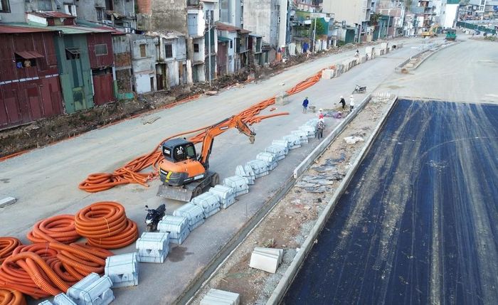Nhà thầu bắt đầu thi công hệ thống điện ngầm phục vụ chiếu sáng trên tuyến. Ảnh: Quốc Khánh - TTXVN