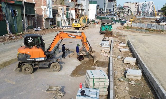 Với tinh thần "thi công đến đâu, hoàn thiện đến đó", nhà thầu triển khai thi công dải phân cách cứng giữa đường. Ảnh: Quốc Khánh - TTXVN