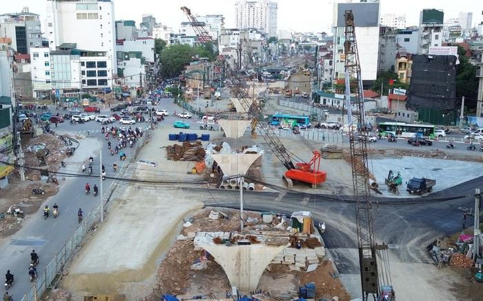 Đến đầu tháng 6/2026, nhà thầu đã hoàn thành việc thi công các trụ cầu vượt ở nút giao với đường Láng Hạ. Ảnh: Quốc Khánh - TTXVN
