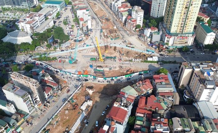 Những ngày đầu tháng 6, công trường dự án Vành đai 1 đoạn Hoàng Cầu - Voi Phục nhộn nhịp với nhiều mũi thi công đồng loạt tăng tốc, hướng tới mục tiêu hoàn thành các mốc tiến độ quan trọng. Ảnh: Quốc Khánh - TTXVN