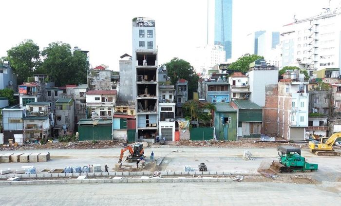 Nhiều hộ gia đình "chạy đua với thời gian" để sửa sang, xây mới nhà mình sau khi được "ra mặt đường chính". Ảnh: Quốc Khánh - TTXVN