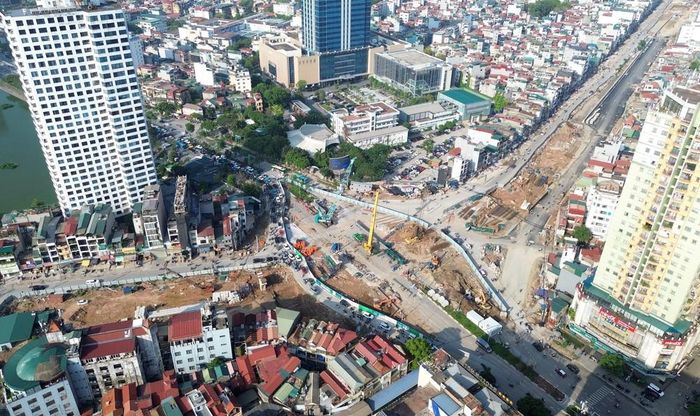 Cầu vượt tại nút giao Nguyễn Chí Thanh đang được nhà thầu đẩy nhanh tiến độ thi công. Ảnh: Quốc Khánh - TTXVN