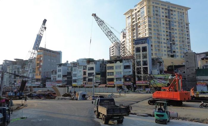 Nhiều trang thiết bị chuyên dụng được đưa đến dự án phục vụ thi công. Ảnh: Quốc Khánh - TTXVN