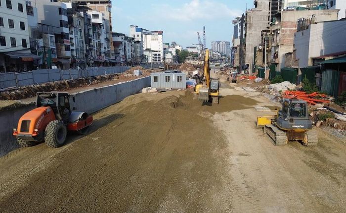 Không khí thi công khẩn trương trong những ngày đầu Hè oi bức trên công trường Dự án đường Vành đai 1 đoạn Hoàng Cầu - Voi Phục. Ảnh: Quốc Khánh - TTXVN