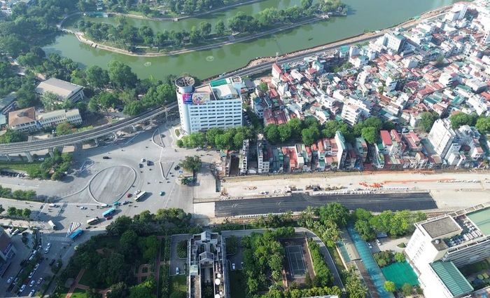 Điểm cuối của dự án tại nút giao thông Voi Phục đang được nhà thầu triển khai thảm bê tông nhựa asphalt. Ảnh: Quốc Khánh - TTXVN