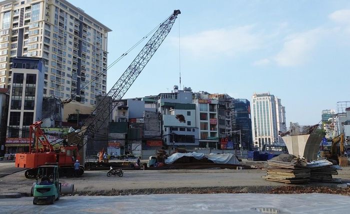 Trên công trường Dự án đường Vành đai 1 đoạn Hoàng Cầu - Voi Phục những ngày đầu tháng 6/2026. Ảnh: Quốc Khánh - TTXVN