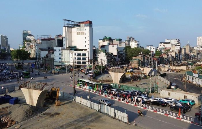 Đến đầu tháng 6/2026, nhà thầu đã hoàn thành việc thi công các trụ cầu vượt ở nút giao với đường Láng Hạ. Ảnh: Quốc Khánh - TTXVN