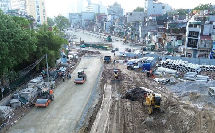 Các đơn vị nhà thầu đang tập trung nhân lực, thiết bị thi công "3 ca, 4 kíp", làm cả ngày lẫn đêm nhằm đẩy nhanh tiến độ dự án. Ảnh: Quốc Khánh - TTXVN