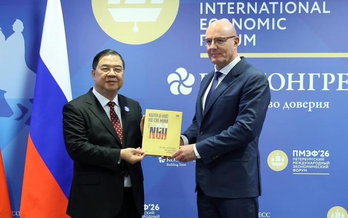 Phó Thủ tướng Thường trực Phạm Gia Túc tặng Phó Thủ tướng Chernyshenko cuốn sách ảnh song ngữ Việt - Nga 'Nguyễn Ái Quốc - Hồ Chí Minh với nước Nga' - Ảnh: VGP/Phương Nguyên