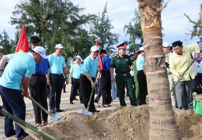 Phó Thủ tướng cùng các đại biểu trồng dừa tại công viên ven biển Cửa Lò, tỉnh Nghệ An - Ảnh: VGP/Gia Huy