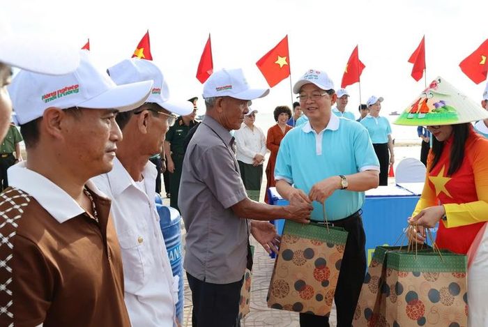 Phó Thủ tướng Chính phủ Hồ Quốc Dũng tặng quà ngư dân - Ảnh: VGP/Gia Huy