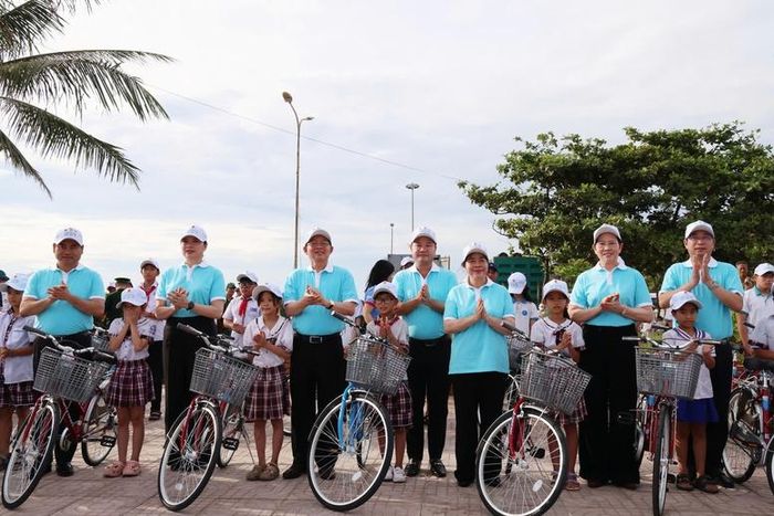 Các đồng chí lãnh đạo trao quà cho con em ngư dân - Ảnh: VGP/Gia Huy