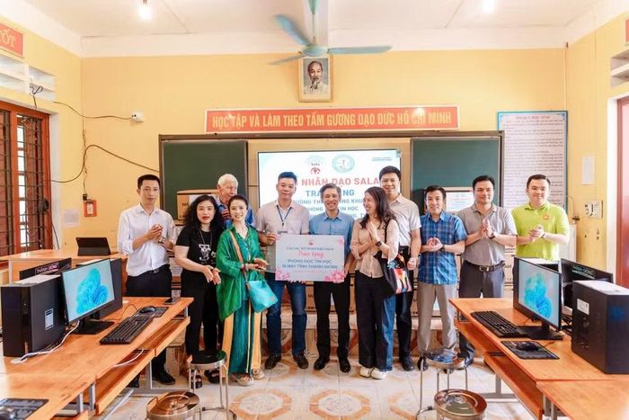 Câu lạc bộ Nhân đạo Sala cùng các nhà tài trợ trao tặng 300 ba-lô, 20 suất học bổng Ngô Văn Toàn và một phòng tin học gồm 15 bộ máy tính mới cho học sinh Trường Trung học cơ sở Mường Khương.