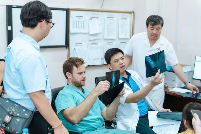 Các bác sĩ thảo luận trước khi tiến hành phẫu thuật.