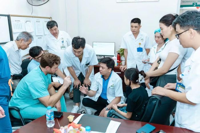 Việc đưa các bác sĩ nội trú năm cuối từ Mỹ đến làm việc tại một bệnh viện tuyến tỉnh của Việt Nam là một trải nghiệm trao đổi y khoa thiết thực.