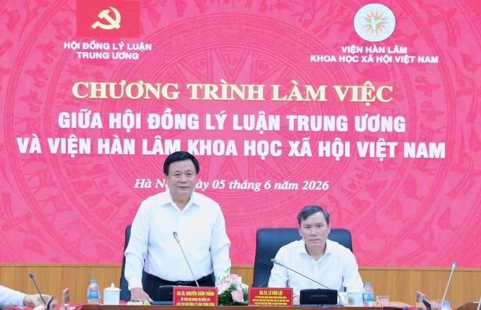 Giáo sư, Tiến sĩ Nguyễn Xuân Thắng, Ủy viên Bộ Chính trị khóa XIII, Chủ tịch Hội đồng Lý luận Trung ương và Giáo sư, Tiến sĩ Lê Văn Lợi, Ủy viên Ban Chấp hành Trung ương Đảng, Chủ tịch Viện Hàn lâm Khoa học xã hội Việt Nam chủ trì buổi làm việc.