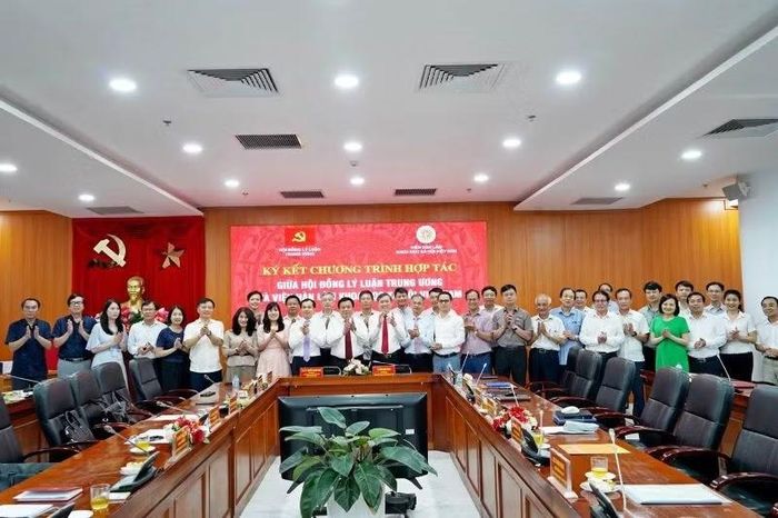 Các đại biểu tham dự buổi làm việc chụp ảnh lưu niệm.