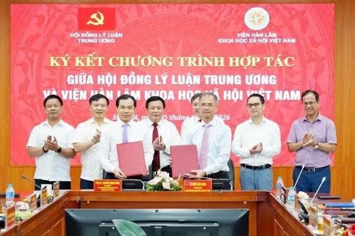 Ký kết văn bản hợp tác giữa Hội đồng Lý luận Trung ương và Viện Hàn lâm Khoa học xã hội Việt Nam.
