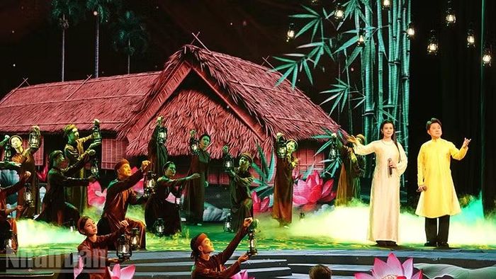 Ca sĩ Quốc Đại và ca sĩ Thi Phượng thể hiện ca khúc Từ Làng Sen của nhạc sĩ Phạm Trọng Cầu.