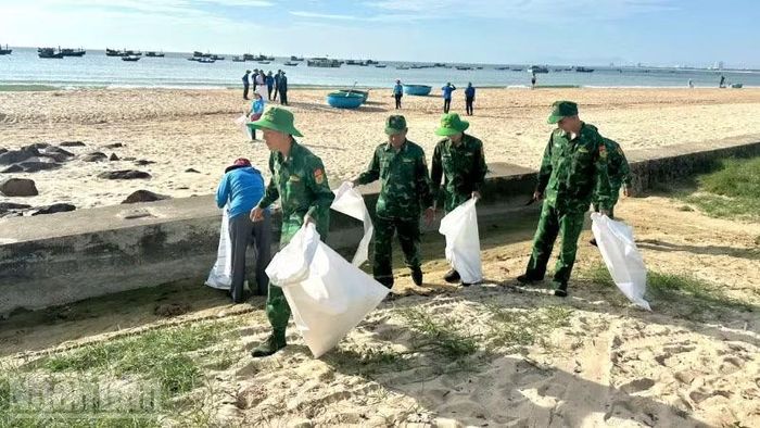 Hoạt động vệ sinh môi trường biển thu hút đông đảo cán bộ, chiến sĩ và nhân dân cùng tham gia.