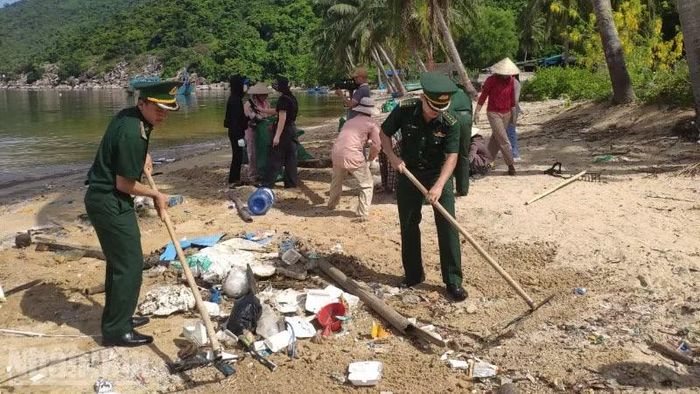 Cán bộ, chiến sĩ, đoàn viên, thanh niên và nhân dân cùng ra quân thu gom rác thải, vệ sinh môi trường tại khu vực Bãi Hương và Bãi Mù U.