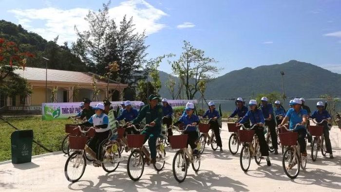 Đoàn viên, thanh niên các đơn vị tham gia tuyên truyền lưu động bằng xe đạp dọc tuyến ven biển thôn Vũng Rô.