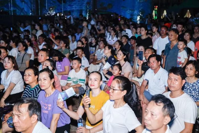 Đông đảo tầng lớp nhân dân tới tham dự chương trình.