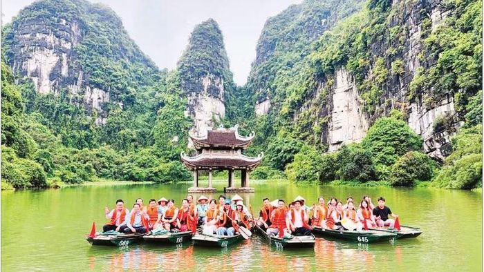 Du khách khám phá Khu du lịch sinh thái Tràng An, Ninh Bình (Ảnh TUẤN LÊ)