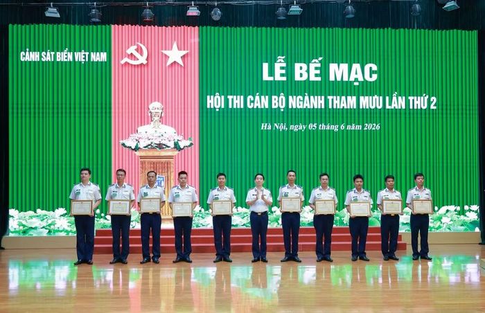 Trung tướng Bùi Quốc Oai, Chính ủy Cảnh sát biển Việt Nam trao giải Nhất trong từng môn thi cho các thí sinh.