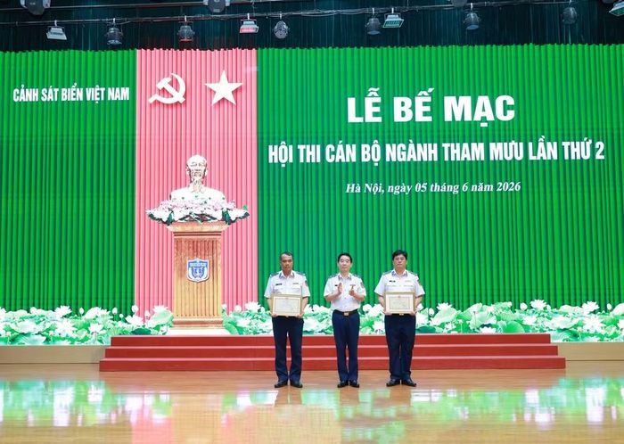 Trung tướng Bùi Quốc Oai, Chính ủy Cảnh sát biển Việt Nam trao giải Nhất và Nhì toàn đoàn cho các đơn vị.